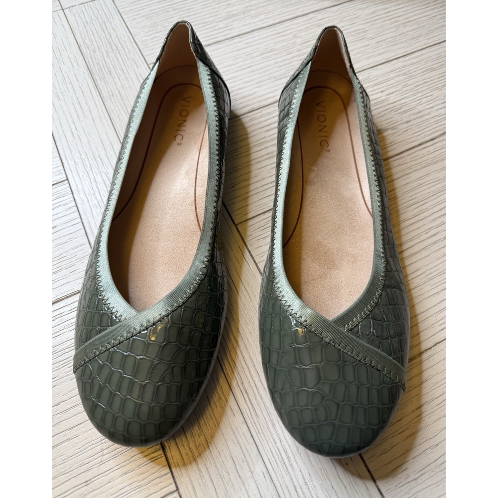 Vionic Caroll Olive Green Embossed Ribbon Detail Comfort Support Walking Shoe9.5